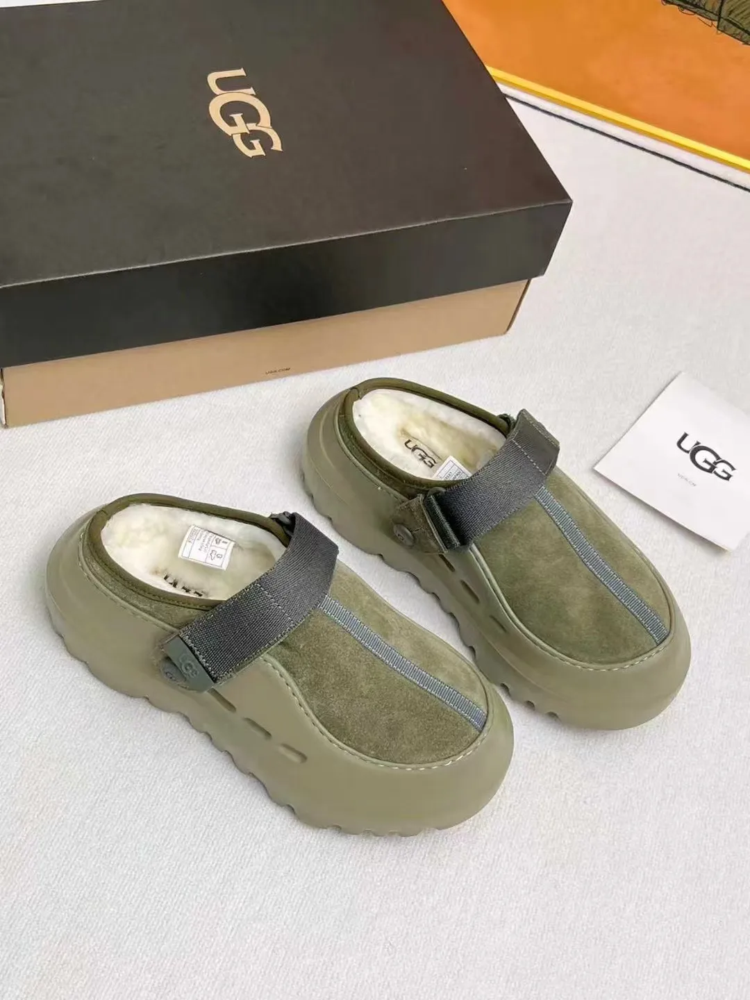 Factory price 560💰 (same style for men and women) 🌸UGG 2025 new small potato, half drag and one kick to unlock the relaxed feeling, lightweight and thin sole, always light and fashionable, casually walking out of a new style, it feels very UGG, classic suede with soft wool lining insole, rubber foam outsole, hot stamped logo ✅Color: bright green, bright yellow, maroon, black ✅Number of codes: 35 to 45 (synchronized with the official website)